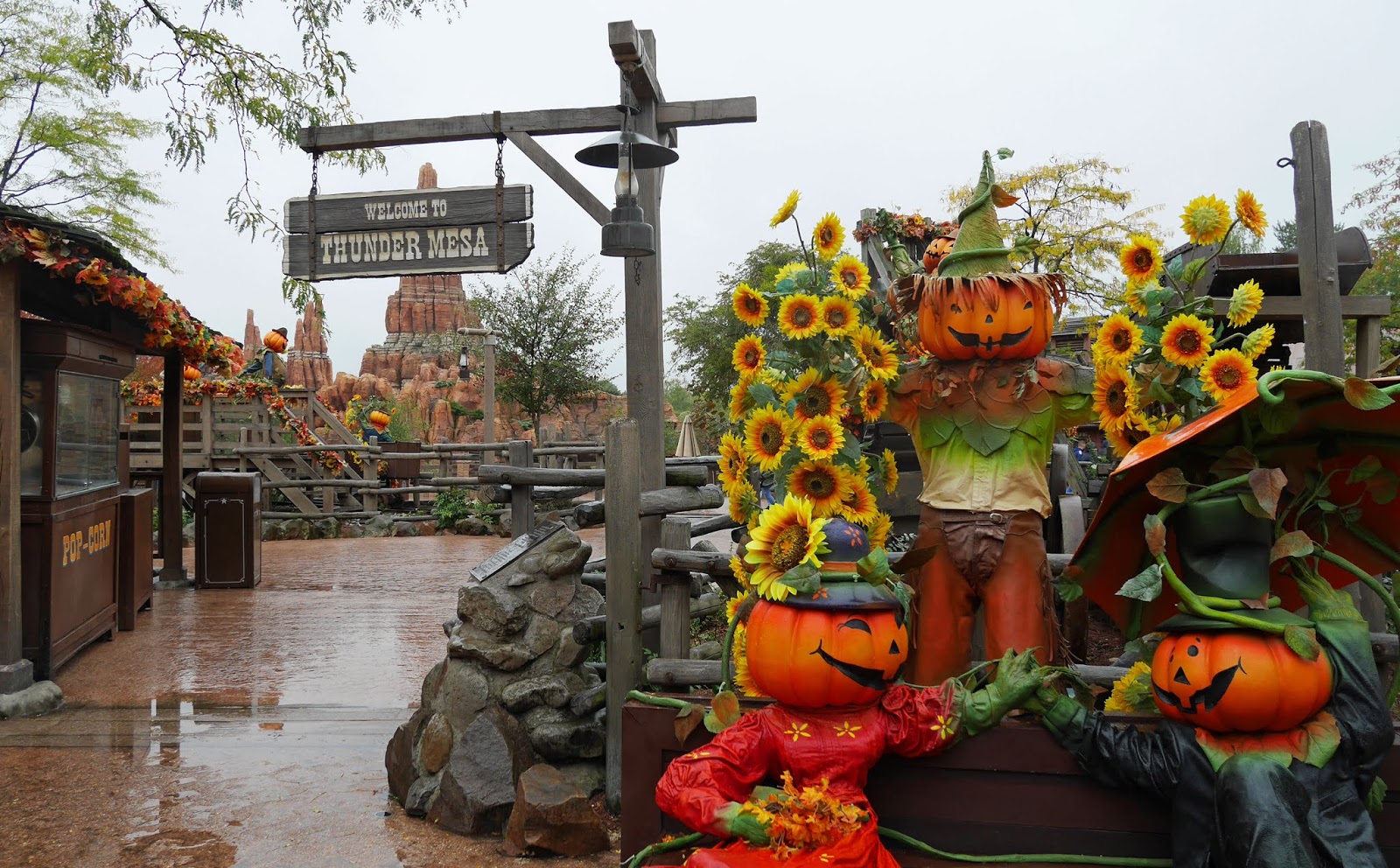 Pumpkin characters near Big Thunder Mountain, Disneyland Paris