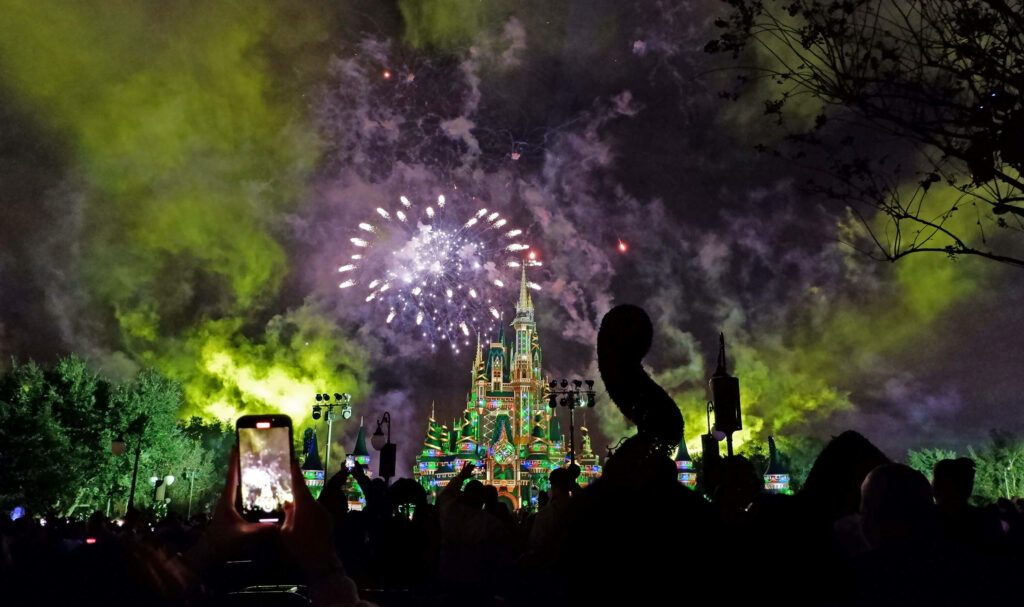 Minnie's Wonderful Christmastime Fireworks at Mickey's Very Merry Christmas Party