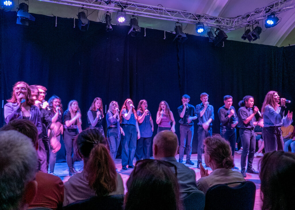 Oxford Alternotives performing 'A Cappella Off the Rails!' at theSpaceTriplex | Edinburgh Fringe